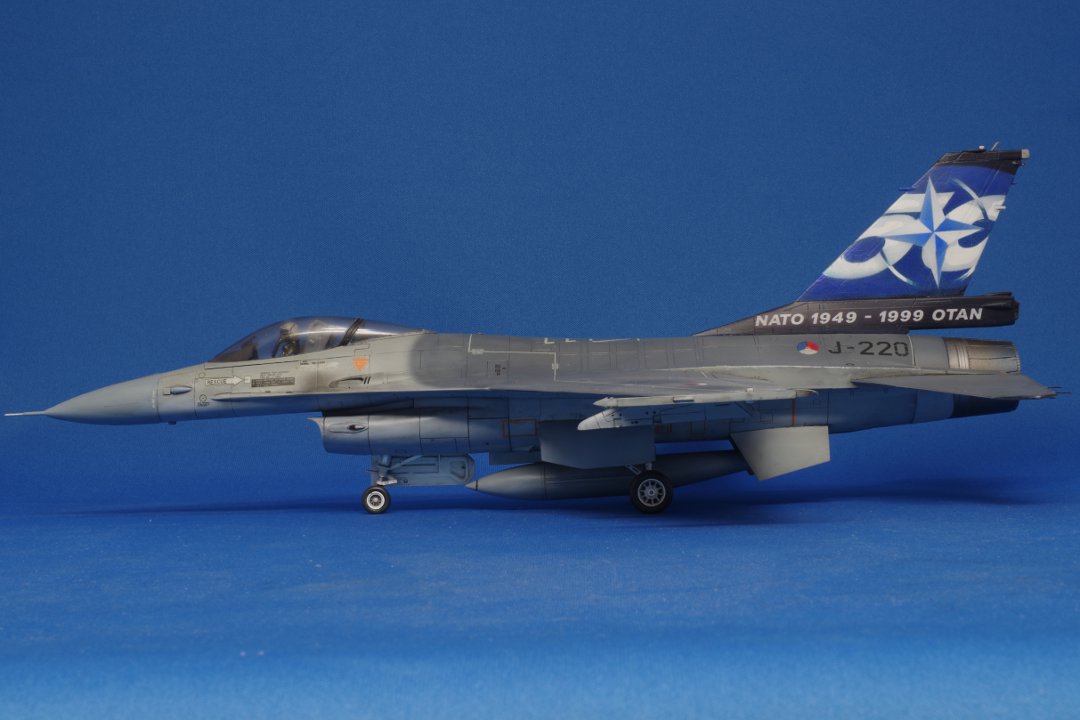 ハセガワ 1/48 F-16A J220 左